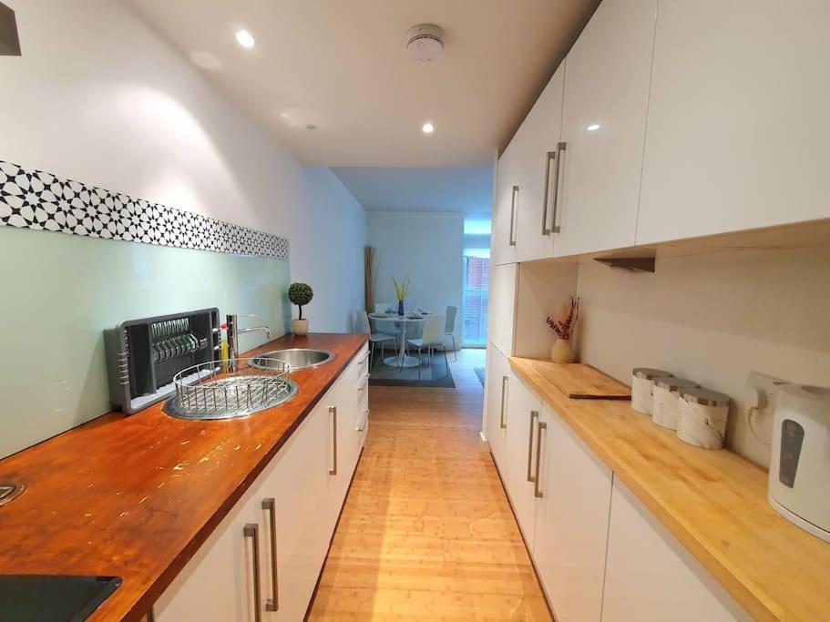 Apartment Perfect For Corporate & Business Travellers - Leeds City Centre - 3 Beds Apt - Monthly Offers Leeds (West Yorkshire)
